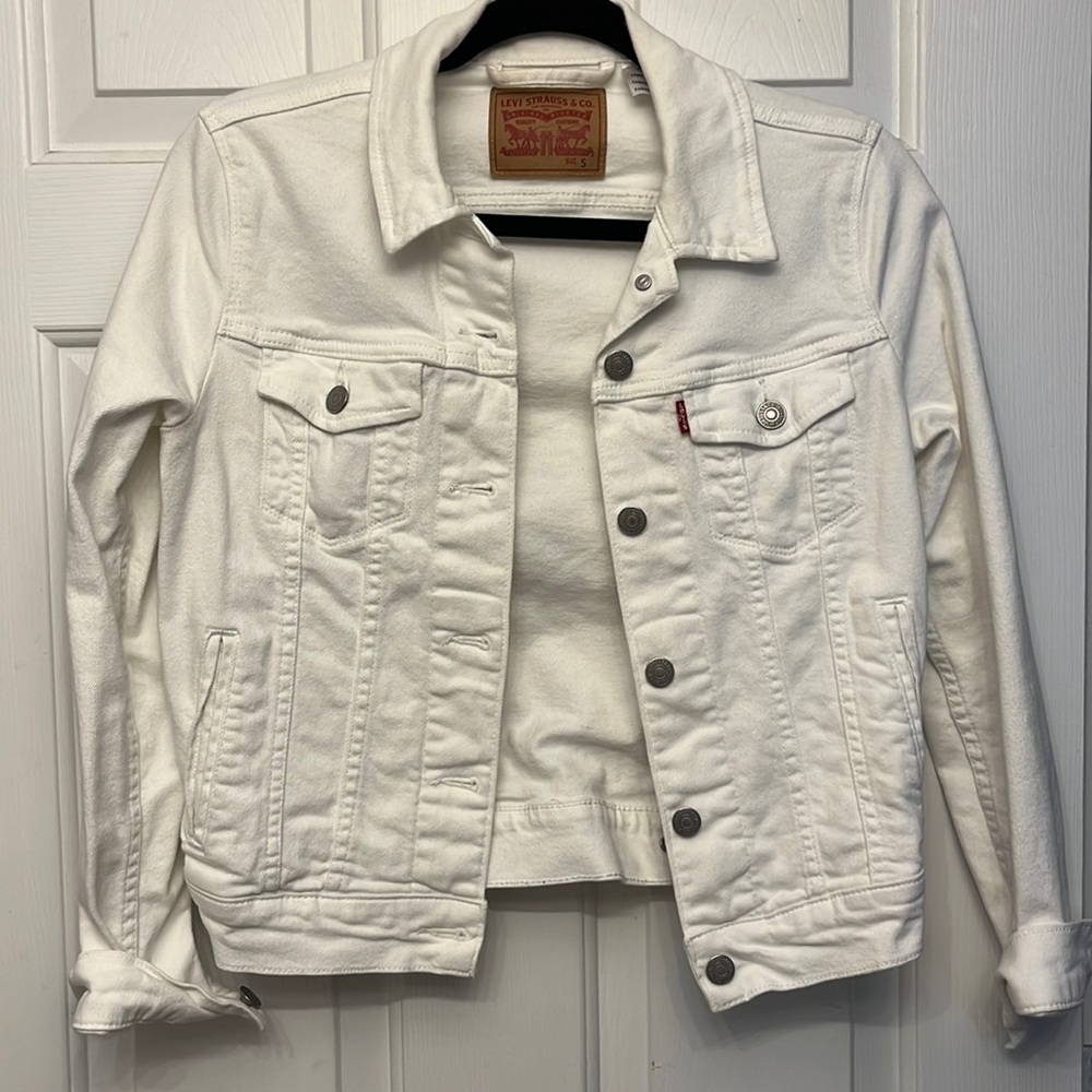 White Levi’s denim jacket